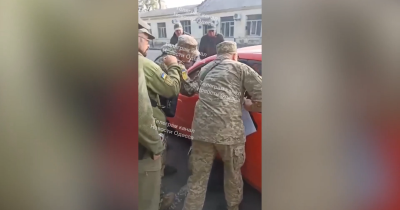 В Одесі співробітники ТЦК увірвалися в автомобіль, розбивши його вікно: які наслідки цього інциденту (відео)