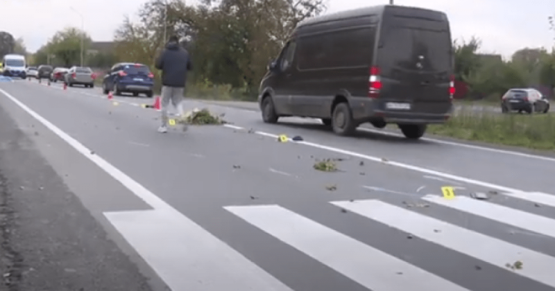 В околицях Луцька сталося ДТП, внаслідок якого мікроавтобус наїхав на жінку, що призвело до її загибелі. Водій транспортного засобу виявився співробітником ТЦК. Більше деталей у відео.