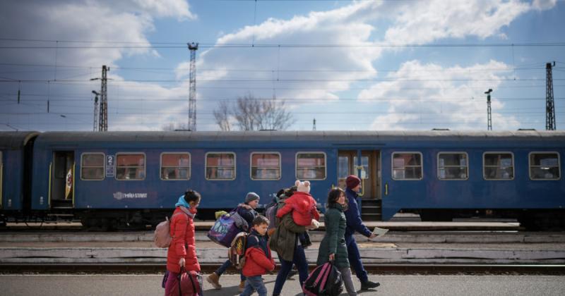 Згідно з результатами опитування, кожен третій український біженець не має наміру повертатися на батьківщину: новини від bigmir)net.