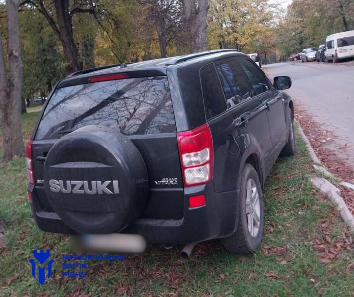 Водії в Рівному без вагань залишають свої автомобілі на зелених насадженнях (ФОТО). Місто - новини Рівного та регіону -- Рівне Вечірнє.