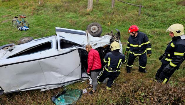 У Волинській області легковий автомобіль стикнувся з потягом, внаслідок чого постраждали кілька осіб, серед яких є і дитина.