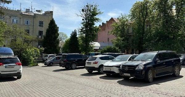 У Чернівцях планують створити сім нових зон для платного паркування.