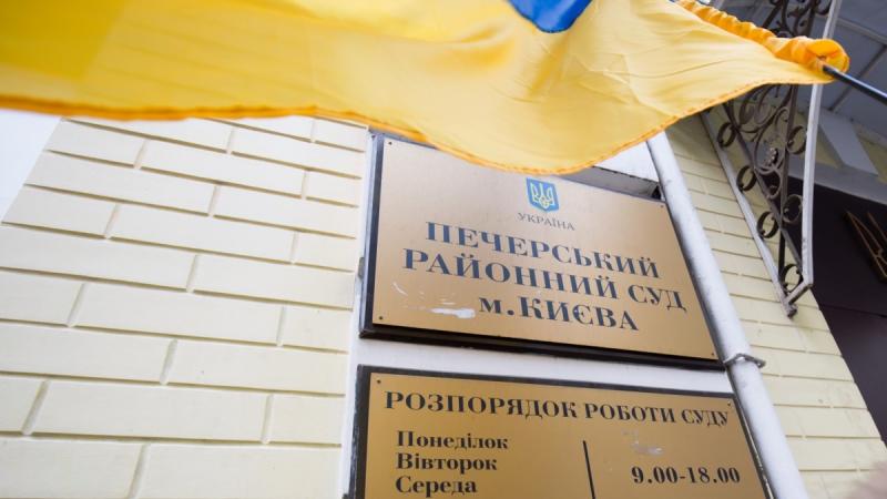 Державне бюро розслідувань повідомило, що суд ухвалив рішення про арешт колишнього чиновника Міністерства оборони, який 